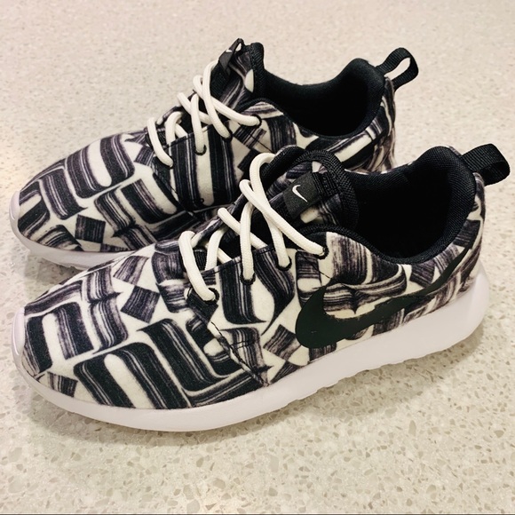Nike Shoes - Nike Women's Roshe One 1 Print size 6